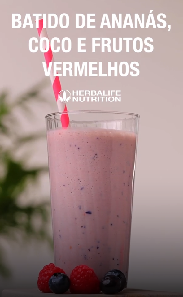 Batido de ananás, coco e frutos vermelhos 